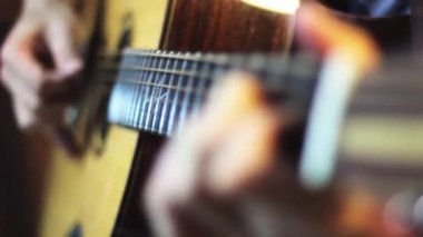 Gitar çalma pratiği. Gitar çalan yakışıklı gençler.