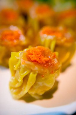 Üst köşegen açı Çin buğulama mantı ve üstünde turuncu balık yumurtası.