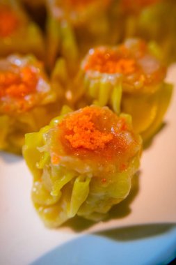 Üst köşegen açı Çin buğulama mantı ve üstünde turuncu balık yumurtası.