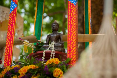 Songkran festivalinin Tayland geleneğinde Buda heykeline su dökülüyor