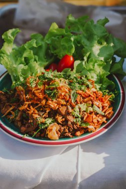 Tayland yemeği, baharatlı kıyma, kıymalı kıymalı kıymalı kıymalı baharatlı domuz eti kıymalı domuz salatası, çiğ et.