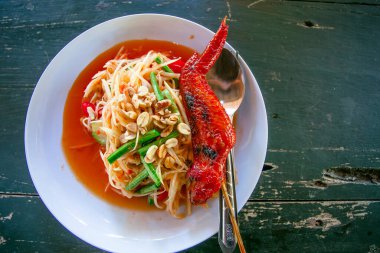Som Tam Thai - Tayland Yeşil Papaya Salatası üzerinde ızgara tavuk