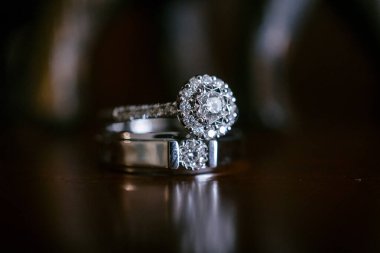 Düğün gününde gelin ve damat için alyans. Birkaç yüzük. Elmaslı güzel alyanslar.