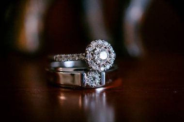 Düğün gününde gelin ve damat için alyans. Birkaç yüzük. Elmaslı güzel alyanslar.