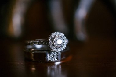 Düğün gününde gelin ve damat için alyans. Birkaç yüzük. Elmaslı güzel alyanslar.