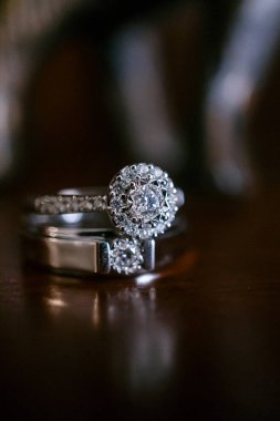 Düğün gününde gelin ve damat için alyans. Birkaç yüzük. Elmaslı güzel alyanslar.