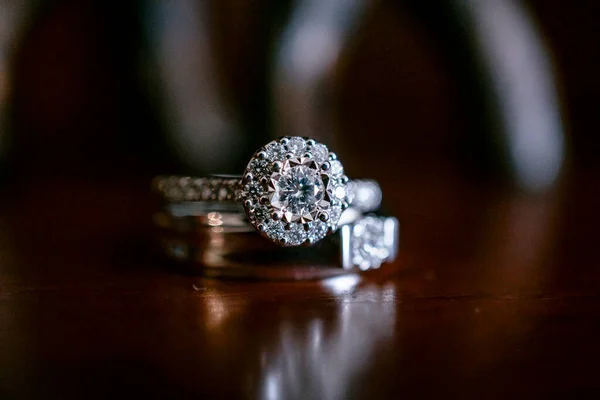 Düğün gününde gelin ve damat için alyans. Birkaç yüzük. Elmaslı güzel alyanslar.