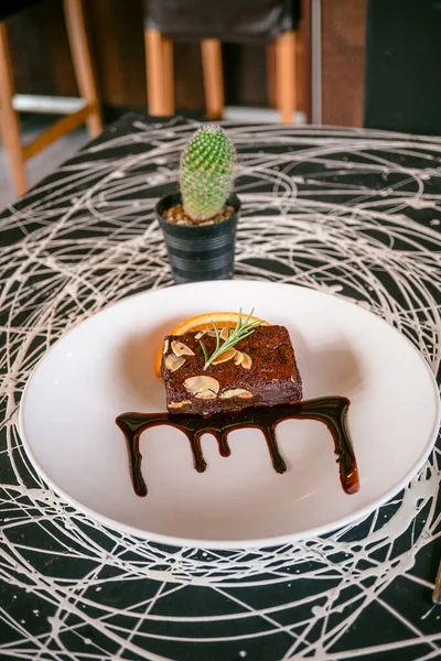 Tahtada portakal kabuğuyla süslenmiş taze brovniler.