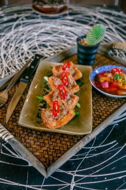 Kıymalı kızarmış ekmek. Yanında da tatlı ve ekşi sebze sosu.