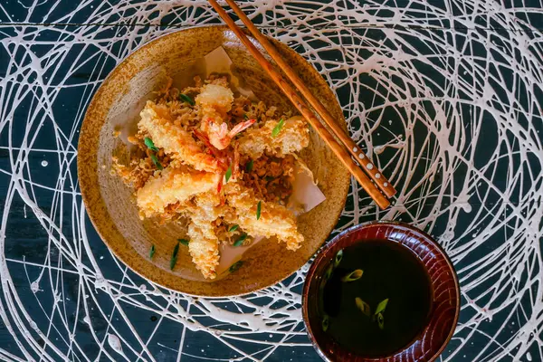 日本料理 天ぷらエビ 揚げエビ ソース付き — ストック写真