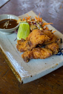 Baharatlı tavuk karayolu limon ve yeşil soğanlı yakın plan.