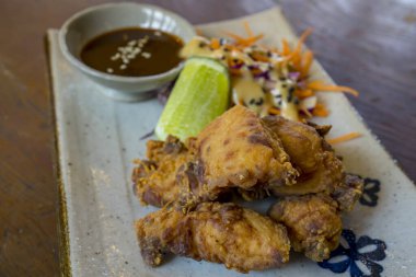 Baharatlı tavuk karayolu limon ve yeşil soğanlı yakın plan.