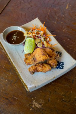 Baharatlı tavuk karayolu limon ve yeşil soğanlı yakın plan.