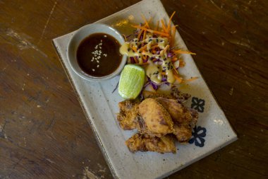 Baharatlı tavuk karayolu limon ve yeşil soğanlı yakın plan.