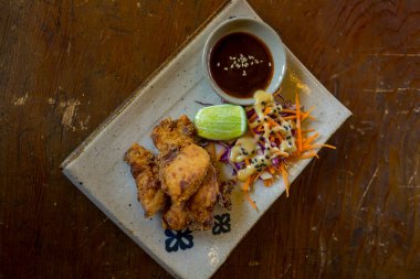 Baharatlı tavuk karayolu limon ve yeşil soğanlı yakın plan.