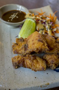 Baharatlı tavuk karayolu limon ve yeşil soğanlı yakın plan.