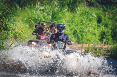 Mae Hong Son Eyaleti, THAILAND - 8 Kasım 2013: Tayland 'ın Mae Hong Son Eyaleti' nde 8 Kasım 2013 tarihinde toprak yolda ATV ile doğa macerasına çıkan turistler