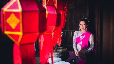 Chiang Mai, Tayland-Mart, 08.2014: Tayland Tayland Tayland 'da geleneksel Lanna elbisesi içinde güzel Taylandlı çocukların kadını