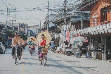CHIANG MAI, THAILAND 20 Ocak 2017: Bosang şemsiye festivali, San Kampaeng 'deki geleneksel Şemsiye Festivali sırasında geleneksel kostümlü kadınlar. 20 Ocak 2017 'de Chiang Mai, Tayland