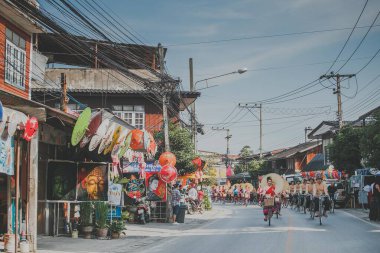 CHIANG MAI, THAILAND 20 Ocak 2017: Bosang şemsiye festivali, San Kampaeng 'deki geleneksel Şemsiye Festivali sırasında geleneksel kostümlü kadınlar. 20 Ocak 2017 'de Chiang Mai, Tayland