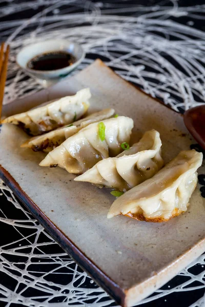 Gebratener Gyoza Oder Knödel Snack Mit Sojasauce Nach Japanischer Art — Stockfoto