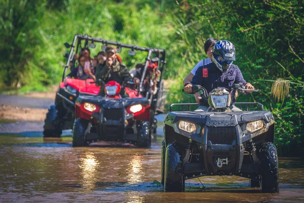 Mae Hong Son Eyaleti, THAILAND - 8 Kasım 2013: Tayland 'ın Mae Hong Son Eyaleti' nde 8 Kasım 2013 tarihinde toprak yolda ATV ile doğa macerasına çıkan turistler