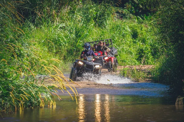 Mae Hong Son Eyaleti, THAILAND - 8 Kasım 2013: Tayland 'ın Mae Hong Son Eyaleti' nde 8 Kasım 2013 tarihinde toprak yolda ATV ile doğa macerasına çıkan turistler