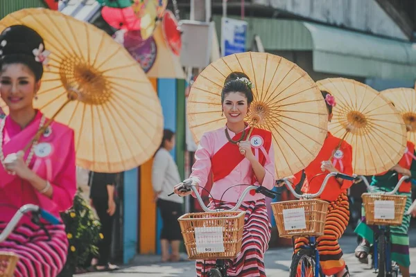 Chiang Mai Tailandia Enero 2017 Festival Paraguas Bosang Mujeres Traje —  Fotos de Stock