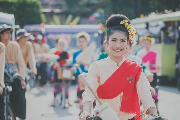 Chiang Mai Thailand 2017 Január Bosang Esernyőfesztivál Hagyományos Jelmezes Nők — Stock Fotó