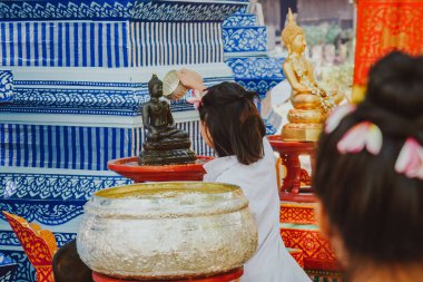 CHIANG MAI, THAILAND 22 Haziran 2014: İnsanlar Chiang Mai, Tayland 'da düzenlenen Songkran Festivali' nde Buda heykeli su seremonisi üzerine su serpiştiriyor