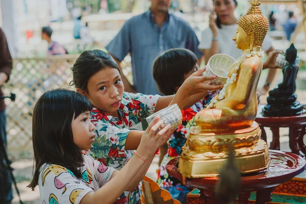 CHIANG MAI, THAILAND 22 Haziran 2014: İnsanlar Chiang Mai, Tayland 'da düzenlenen Songkran Festivali' nde Buda heykeli su seremonisi üzerine su serpiştiriyor