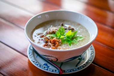 Tayland usulü pirinç, kasede domuz eti.