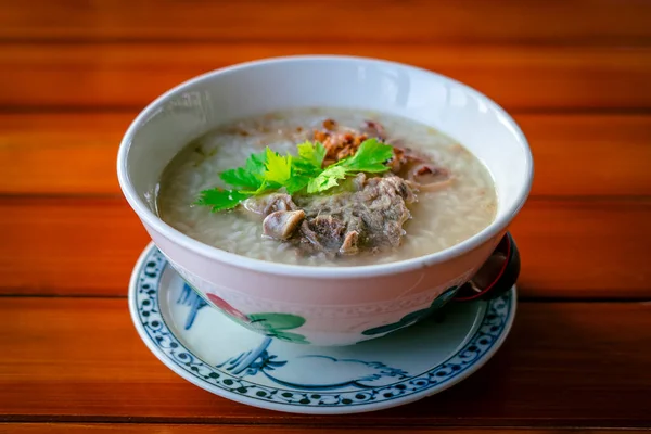 タイ風のご飯に豚丼 — ストック写真