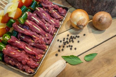 Izgarada ızgara şiş kebap.