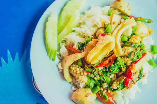 Basil Fried Rice Dengan Makanan Laut Campuran Thai Food — Stok Foto