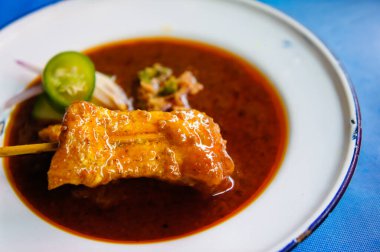 Fıstık soslu ızgara domuz eti ve sirke.