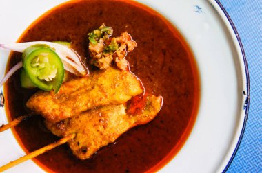 Fıstık soslu ızgara domuz eti ve sirke.