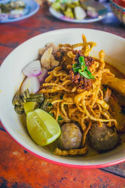 Khao Soi Makanan Tradisional Thailand Kari Thailand Dengan Dengan Kari — Stok Foto