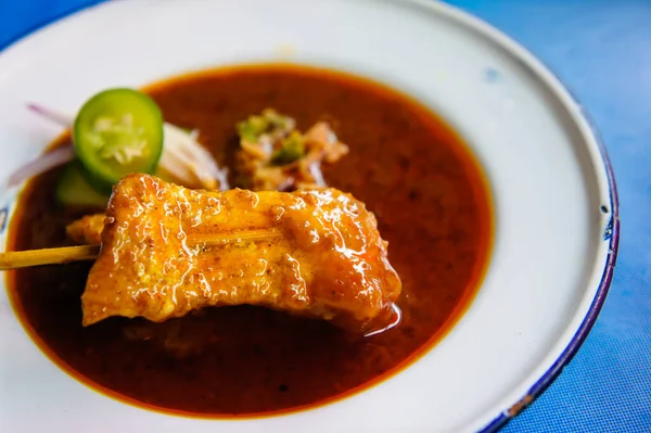 Fıstık soslu ızgara domuz eti ve sirke.