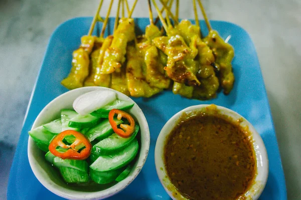 Sate Babi Panggang Dengan Saus Kacang Dan Cuka Atas Meja — Stok Foto