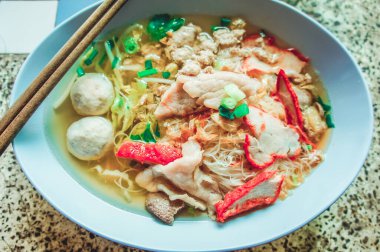 Erişte ve dilimlenmiş domuz eti.