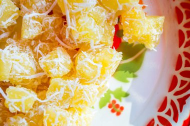 Hasır sepetin içinde şeker ve hindistan ceviziyle buğulanmış, kasavadan yapılmış Tayland tatlısı..