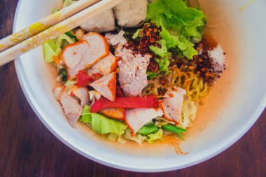 Yumurtalı erişte çorbası ve kırmızı domuz rostosu.