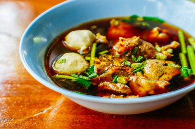 Geleneksel Tayland yemeği eriştesi.