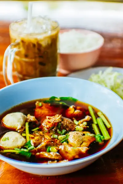 Geleneksel Tayland yemeği eriştesi.