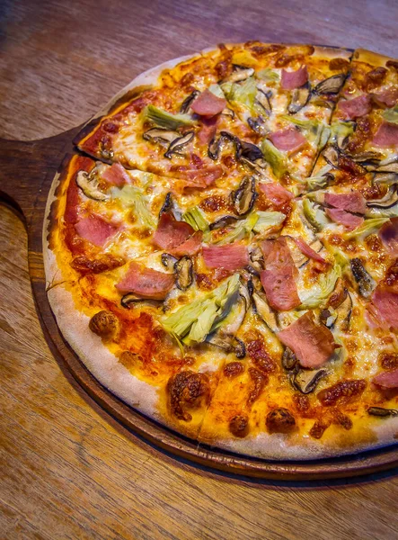 Pizza Italiana Margherita Uma Mesa Madeira — Fotografia de Stock