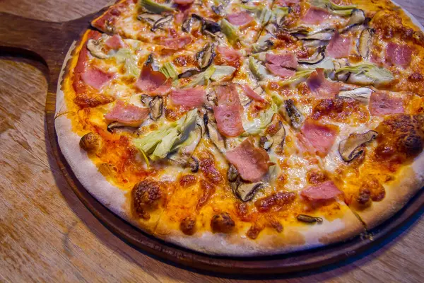Pizza Italiana Margherita Uma Mesa Madeira — Fotografia de Stock