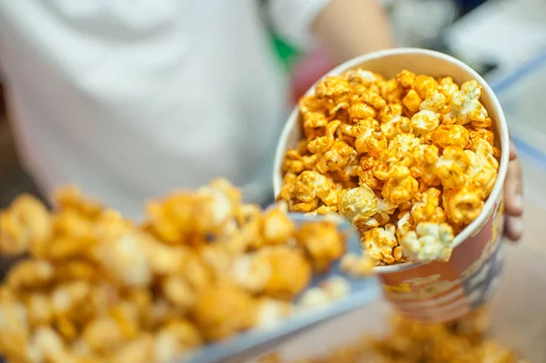 Popcorn Wiadrze Paski Białym Tle — Zdjęcie stockowe
