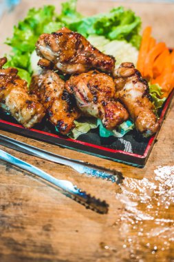 Sebzeli ve otlu kızarmış tavuk.