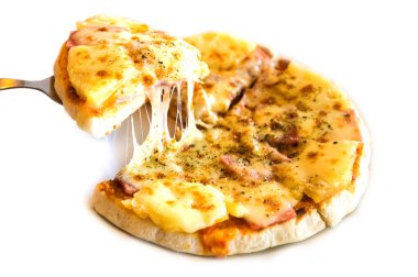 Beyaz arka planda izole edilmiş Hawaii pizzası.